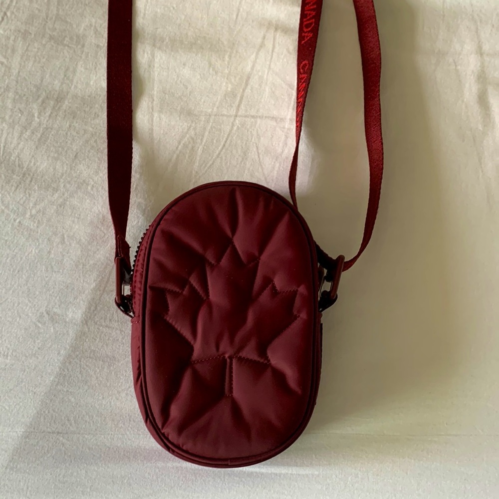 Lululemon Team Canada 22 Future Legacy Crossbody bag